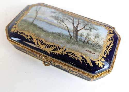 BOÎTE rectangulaire à pans coupés en porcelaine...